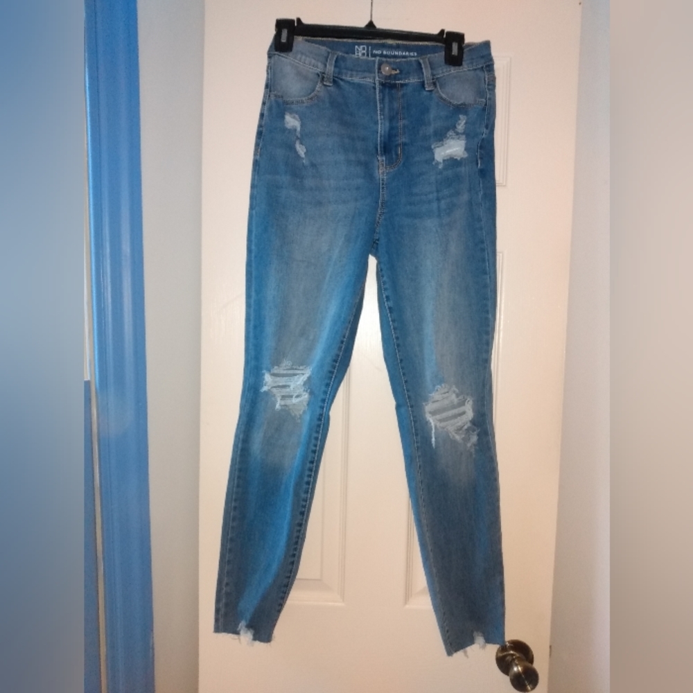 No Boundaries| Juniors Raw Hem Distressed Ripped Jeans Size 7